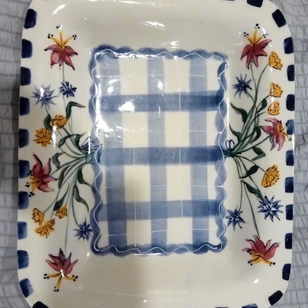 672) beautiful ceramic piece.